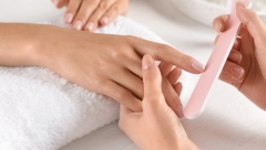 Želite da vam lak za nokte traje duže? Vreme je da probate "suvi" manikir