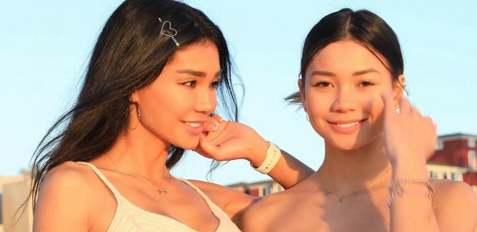 IZLAZE ZAJEDNO, NOSE ISTU GARDEROBU, SVI MISLE DA SU BLIZNAKINJE One su mama i ćerka, i nema šanse da pogodite ko je ko