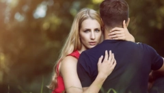 SUMNJAM DA ME MUŽ VARA Primetila sam nešto čudno na njegovim leđima, on sve negira, da li sam luda ili on dobro laže?