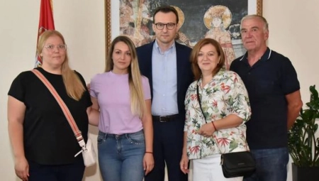 PETKOVIĆ SA PORODICOM NIKOLE NEDELJKOVIĆA "Uhapšen je na Gazimestanu samo zato što je Srbin" (FOTO)
