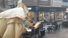 JEZIVA OLUJA PROTUTNJALA KROZ NIŠ Nevreme praćeno gradom i snažnim vetrom razbacalo sve po ulicama, bujice nose automobile (VIDEO)