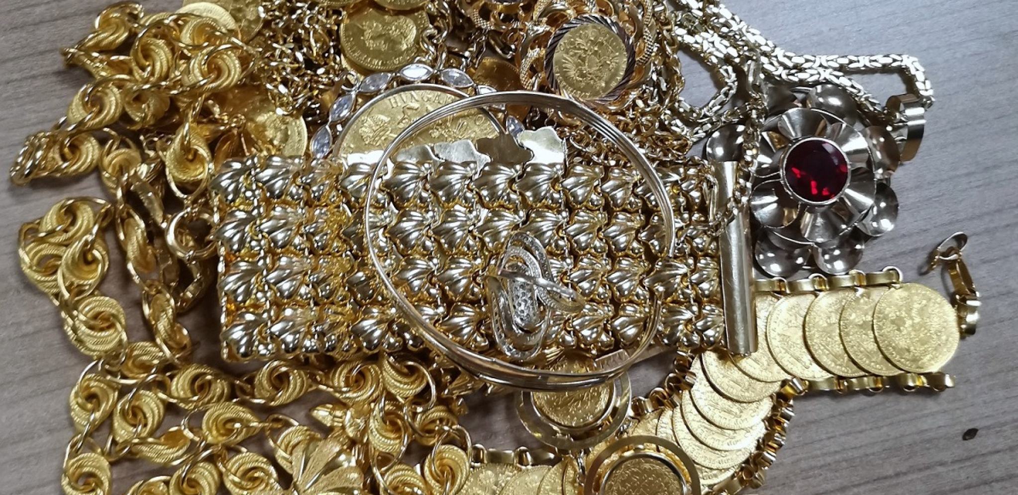 ZLATO U PELENAMA: Pronađeno pola kilograma nakita u vrednosti preko 2,2 miliona dinara