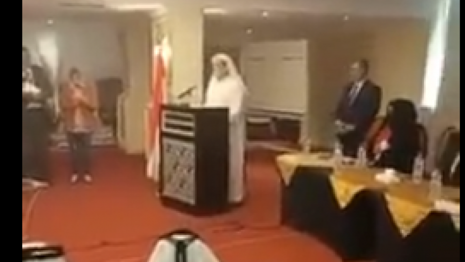 JEZIV SNIMAK KOJI JE OBIŠAO SVET! BIznismen se srušio i umro tokom govora, kamera zabeležila horor scenu!  (UZNEMIRUJUĆI VIDEO)