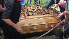JEZIV DOGAĐAJ NA SAHRANI Ćerka pogledala u kovčeg, pa videla da u njemu ne leži njena majka