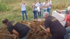VASU SAHRANILI UZ KOLCE, ISPRAĆAJ KAO SVADBA Veseljaka iz Kukića su ispratili onako kako je i živeo, i to po njegovoj želji