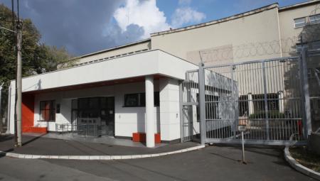 PRITVOR ZA NASILNIKA IZ BATAJNICE S konjem i kočijama ušao u kafanu pa potom pretukao radnika