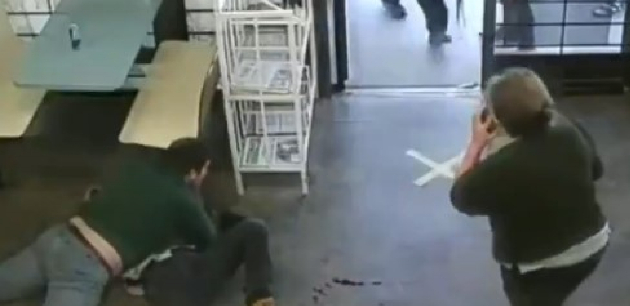 RVAČ OD NAPADAČA NAPRAVIO PERECU Osujetio nameru razbojnika da ženi otme decu (VIDEO)