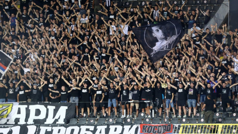 POSTROJAVANJE Nikad mučnije scene, maskirani navijači nisu dali igračima Partizana da odu u svlačionicu, skidali im dresove... (VIDEO)