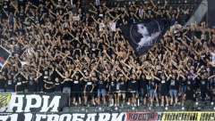 POTPUNI HAOS Navijači naterali fudbalere Partizana da skinu dresove (VIDEO)