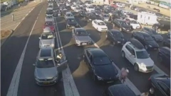 SPREMITE SE ZA VELIKE GUŽVE Na granicama se čeka oko sat i po, pogledajte stanje na prelazima pre nego što krenete na put (FOTO)