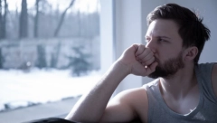 DA LI JE OVO NORMALNO? Muž insistira da gleda ženu u krevetu SA DRUGIM muškarcem