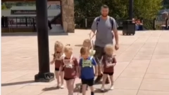 KAD ŠETA DECU KORISTI POVODAC Ovog oca su brutalno napali na društvenim mrežama, haos ne prestaje