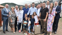 PETKOVIĆ NA KOSOVU, OBIŠAO PORODICU SA 13 ČLANOVA: "Važno je da pomognemo opstanak našeg naroda u selima" (FOTO)