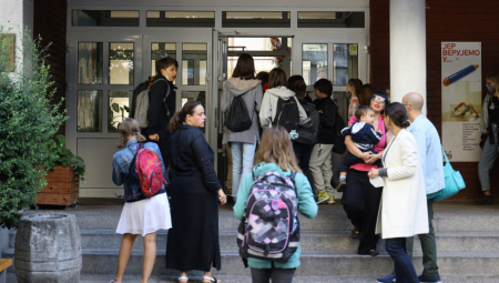 OD UČITELJICE DOBIO MANJE POENA, OD TATE POLJUBAC Otac besan zbog zadatka koji su dali PRVACIMA (FOTO)