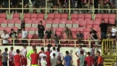 KATASTROFALNI REZULTATI NIŠLIJA Navijači postrojili igrače Radničkog na "Čairu" zbog lošeg starta sezone (VIDEO)