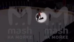 (UZNEMIRIJUĆI VIDEO) CRNI DAN ZA HOKEJ Preminuo dečak kojeg je pak udario u grudi (FOTO)