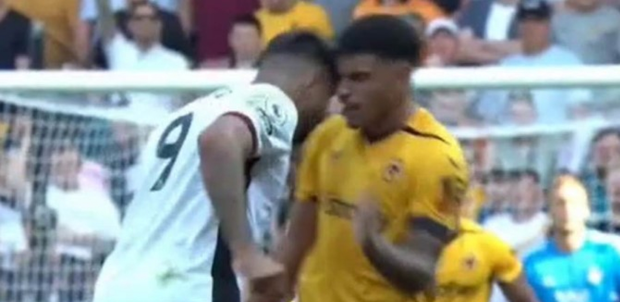OŠTAR DUEL Mitrović pobesneo, pa ušao u klinč sa Englezom (FOTO)