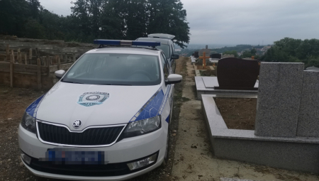 "POLIO SE BENZINOM I ZAPALIO" Pogledajte jeziv prizor sa groblja u Čačku gde je pronađen zapaljen leš (FOTO)
