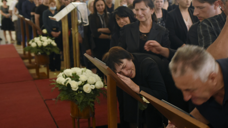 JECAJI I PLAČ PREPLAVILI CETINJSKO GROBLJE Sahranjene žrtve krvavog pira u Crnoj Gori