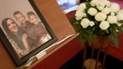 NATAŠA SAHRANJENA SA SINOVIMA Na Cetinju muk i tišina, Miloš se oprostio od supruge i dece (FOTO/VIDEO)