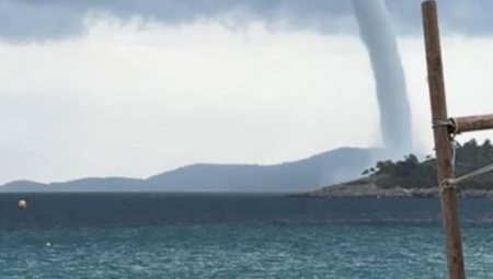 TORNADO U GRČKOJ! TURISTI ZABELEŽILI NEVEROVATAN PRIZOR Neobičan fenomen snimljen blizu omiljenog srpskog letovališta! (VIDEO)