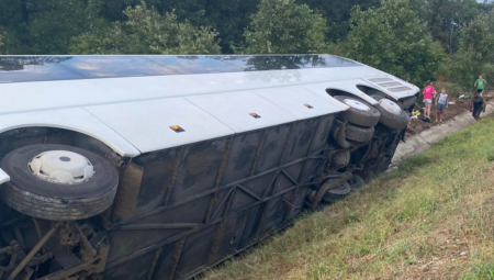 PRVE SLIKE SA MESTA NESREĆE U BUGARSKOJ U autobusu bilo 48 osoba, povređeni prevezeni u bolnicu (FOTO)