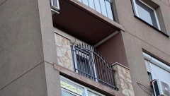 DEVOJKA PALA SA PETOG SPRATA ZGRADE  Lekari joj se bore za život