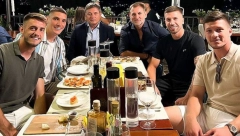 ZAJEDNIČKA VEČERA "Orlovi" u restoranu uživali sa selektorom Piksijem posle pobede Fjorentine (FOTO)