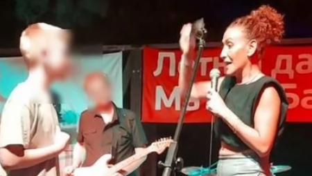 BACIO JOJ PARE NA BINU, ONA PREKINULA NASTUP Haos srpske pevačice, očitala mu lekciju pred publikom, nije mogla da se kontroliše