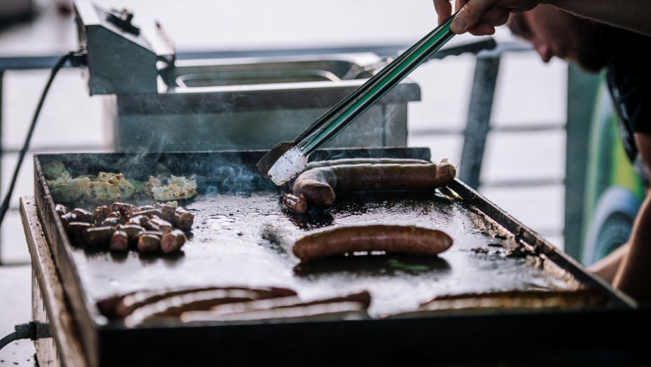 PORUČIO KOBASICE, A UZ RAČUN STIGLO I IZNENAĐENJE Muškarac pobesneo, odmah se oglasio i gazda lokala (FOTO)