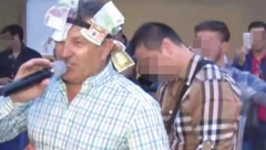 ZASLUŽIO JE, MNOGO MI JE POMOGAO Pevač pliva u parama, a sada mu mlađi kolega kupuje roleks od 20.000 evra