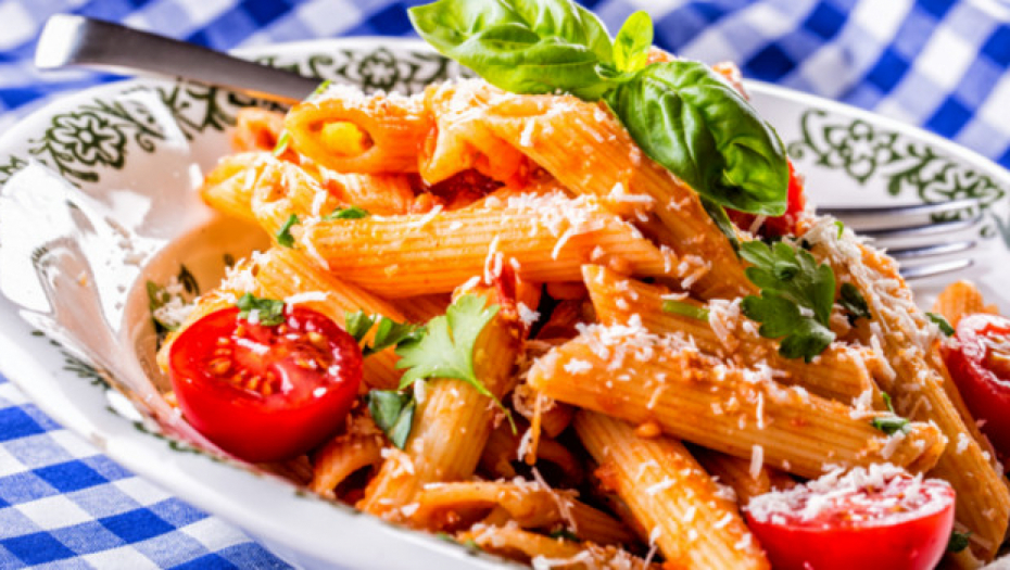 UKUSAN RUČAK ZA SAMO 15 MINUTA Testenina sa čeri paradajzom, pršutom i sirom, užitak za desetku