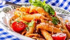 UKUSAN RUČAK ZA SAMO 15 MINUTA Testenina sa čeri paradajzom, pršutom i sirom, užitak za desetku