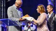 Na obeležavanju „Dana Dužijance“ gradonačelniku Bakiću u znak zahvalnosti predat hleb od novog žita (FOTO)