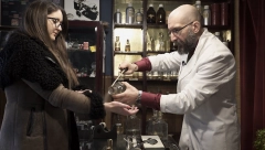 BEZ NJEGA GOTOVO NE MOŽEMO, A EVO KAKO NASTAJE – zavirite u najstariju beogradsku parfimeriju