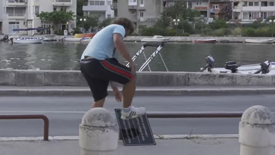 MLADIĆ U OMIŠU RAZBIO PLOČU SA ĆIRILIČNIM NATPISOM Gnusnim delom momak poručio: „Držite to na drugoj strani Drine“ (VIDEO)