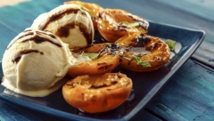 NAJTRAŽENIJI RECEPT OVOG LETA: Zapečene breskve sa sladoledom osvežiće vaš vreli dan