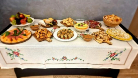 VUČIĆ OBJAVIO FOTOGRAFIJU IZ BRISELA Srpski specijaliteti za delegaciju (FOTO)