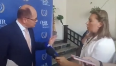 SMEĆE, POTPUNO SMEĆE! Šmit potpuno pobesneo, predstavniku u BiH prekipelo, pa počeo da urla na prisutne (VIDEO)