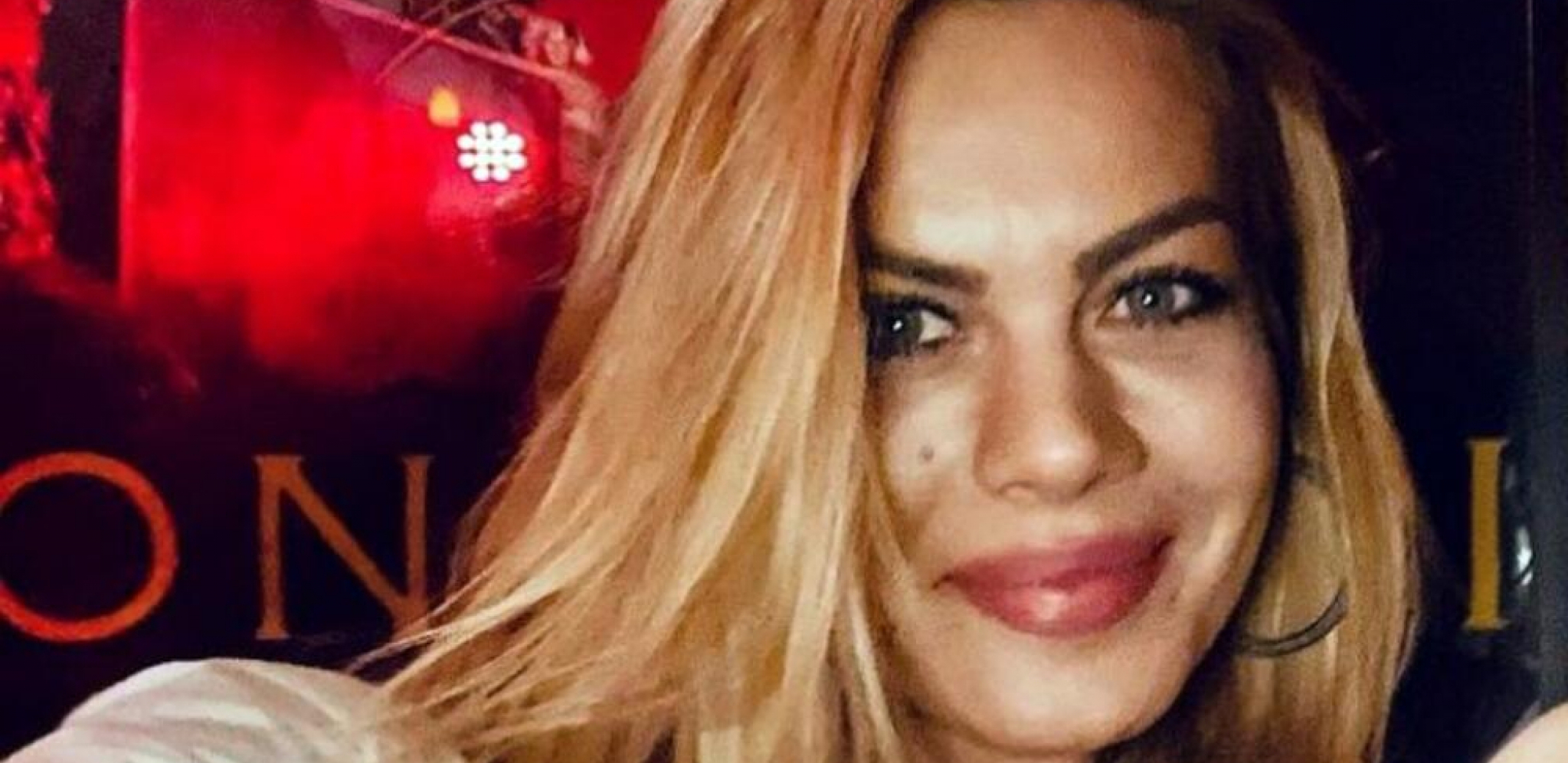 SKINULA SE U BIKINI, PA POKAZALA ŠTA UME Glumica sređivala dvorište i odvrnula muziku, pa svi pomislili na Đokoviće