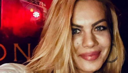 SKINULA SE U BIKINI, PA POKAZALA ŠTA UME Glumica sređivala dvorište i odvrnula muziku, pa svi pomislili na Đokoviće