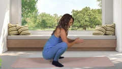 VRATITE SVE PRŠLJENOVE NA MESTO: Instruktorka Mirjana Jemović pokažala vežbu kojom je otklanjaju bolovi u kičmi