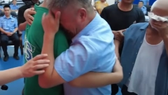 PRONAŠAO SINA NAKON 24 GODINE TRAGANJA ZA NJIM Njihov dirljiv susret nateraće vam suze na oči (VIDEO)
