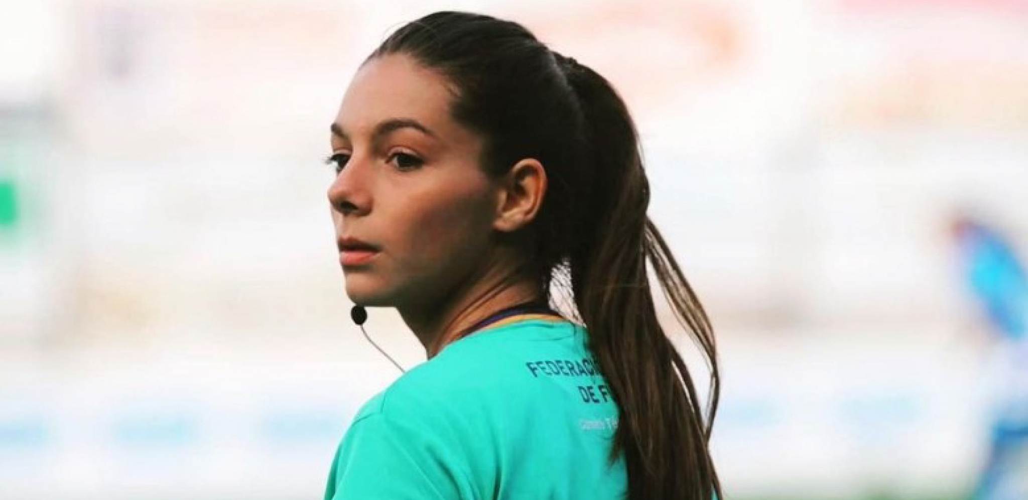 NEKO PRATI FUDBAL SAMO ZBOG NJE Najlepša osoba u svom poslu, a ovo je sport koji posebno ističe njene obline (FOTO/VIDEO)