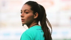 NEKO PRATI FUDBAL SAMO ZBOG NJE Najlepša osoba u svom poslu, a ovo je sport koji posebno ističe njene obline (FOTO/VIDEO)