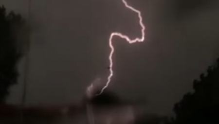 APOKALIPTIČNE SCENE OLUJE U BEČEJU Nevreme čupalo drveće u Crvenki, gromovi parali nebo nad Obrenovcem (FOTO/VIDEO)