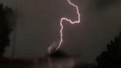 MEKU POGODILA SNAŽNA OLUJA Grom udario u Sahat-kulu, pometnja među građanima i hodočasnicima