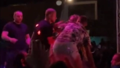 HAOS NA NASTUPU TEODORE DŽEHVEROVIĆ Momak skočio na binu, obezbeđenje poletelo, ona zaurlala iz petnih žila (VIDEO)