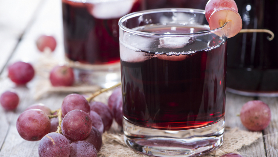 RECEPT ZA SOK OD CRNOG GROŽĐA Sjajan je za srce i krvnu sliku, a sprema se brzo