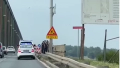 POGLEDAJTE SNIMAK S PANČEVAČKOG MOSTA GDE SE ODIGRALA DRAMA Devojka je skočila u reku i srećom spasena (FOTO/VIDEO)